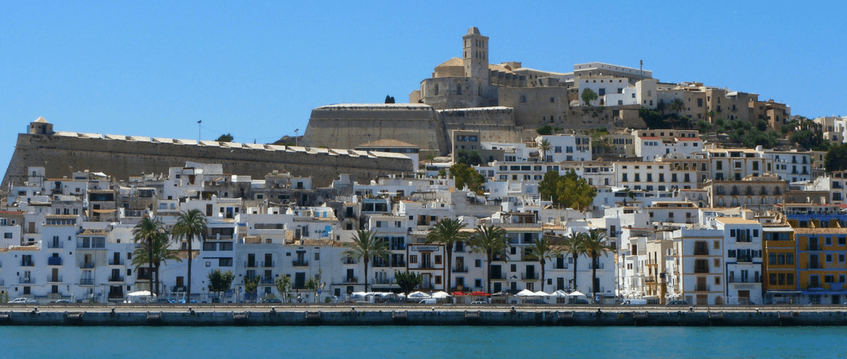 Vistas de Ibiza desde el mar