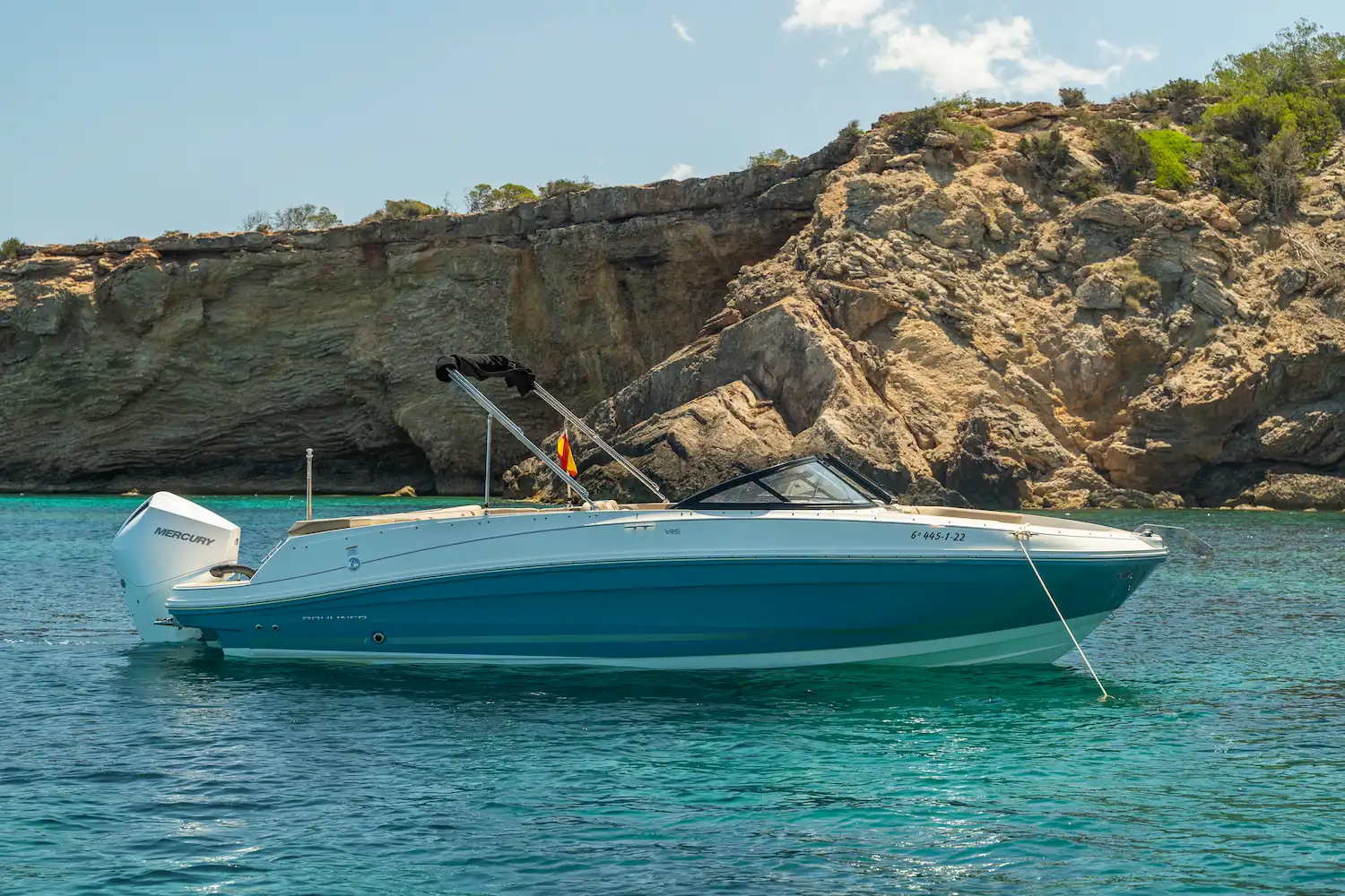 Embarcación fondeada en Ibiza