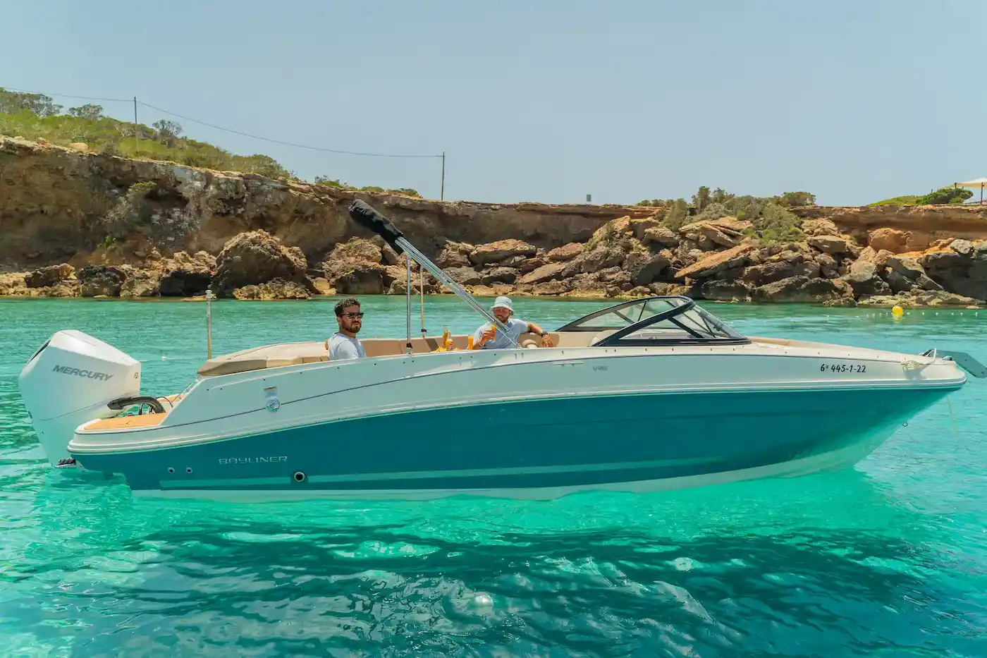 Barco navegando por la costa de Ibiza
